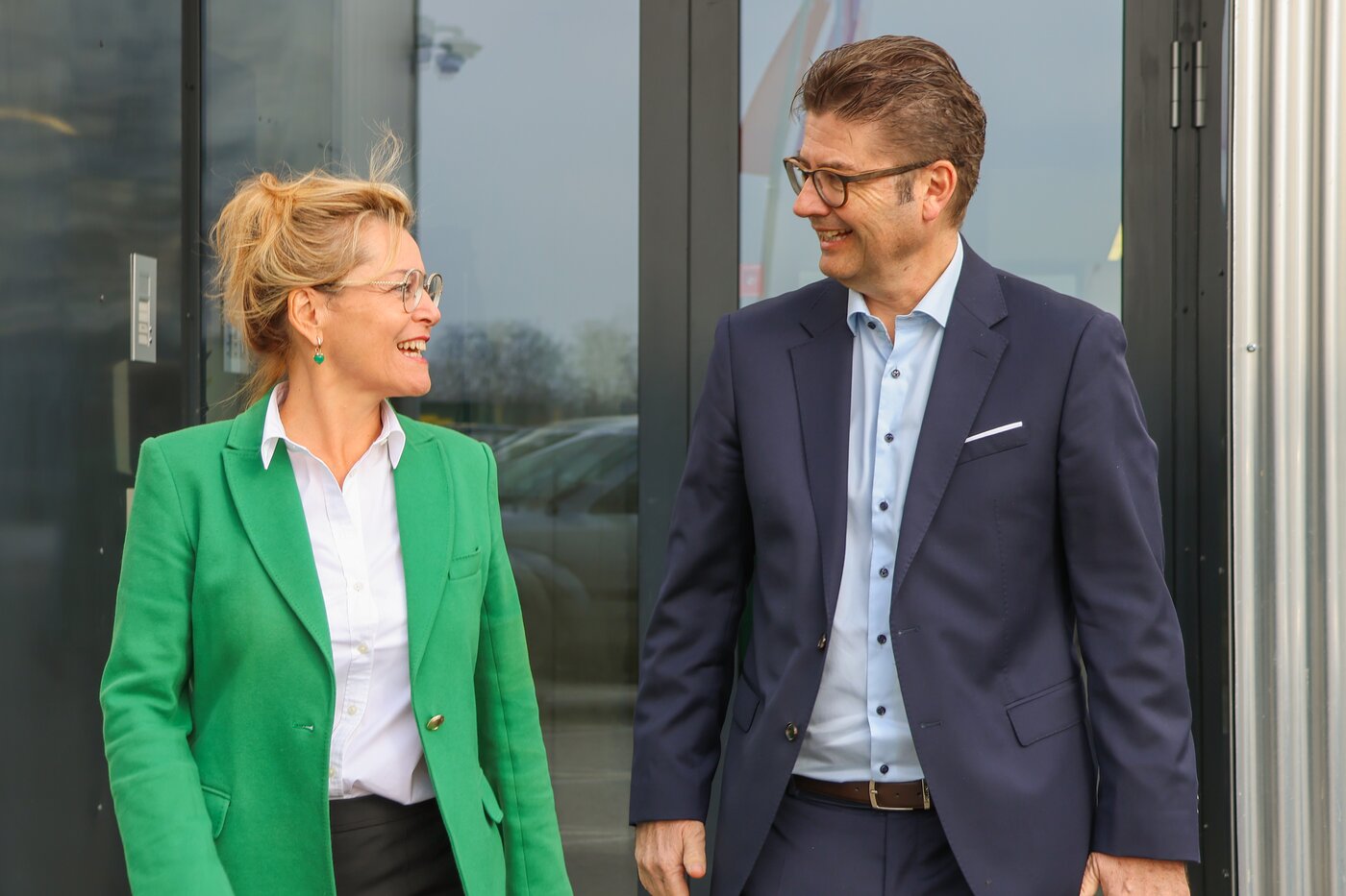 Bettina Fleisch und Michael Thüler im Gespräch vor dem Firmengebäude der Säntis Packaging AG – Symbolbild für den Führungswechsel und die gemeinsame Zukunftsplanung des Unternehmens.