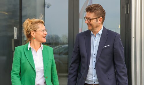 Bettina Fleisch und Michael Thüler im Gespräch vor dem Firmengebäude der Säntis Packaging AG – Symbolbild für den Führungswechsel und die gemeinsame Zukunftsplanung des Unternehmens.