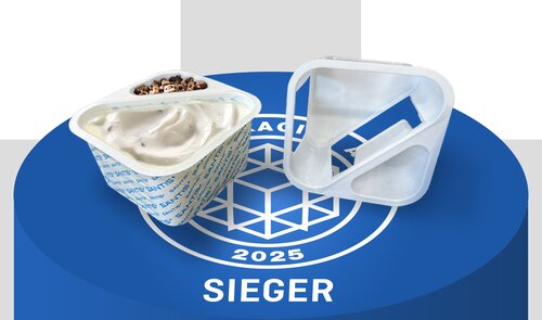 Der prämierte IML-S+ Doppelkammer-Becher von Säntis Packaging steht auf einem Podest mit dem Swiss Packaging Award 2025-Logo – ausgezeichnet für Nachhaltigkeit, Materialeffizienz und innovatives Design.