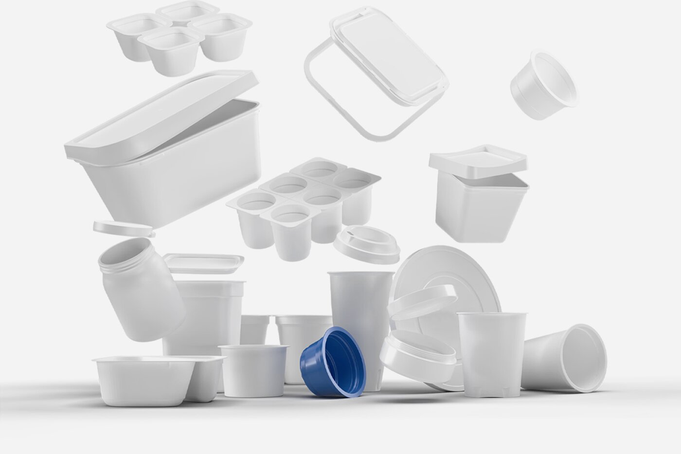 Verschiedene weisse Kunststoffverpackungen wie Becher, Schalen und Deckel schweben in einer hellen Umgebung – Symbolbild für die vielfältigen, nachhaltigen Verpackungslösungen im neuen Product Finder von Säntis Packaging.