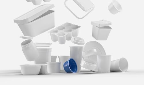 Verschiedene weisse Kunststoffverpackungen wie Becher, Schalen und Deckel schweben in einer hellen Umgebung – Symbolbild für die vielfältigen, nachhaltigen Verpackungslösungen im neuen Product Finder von Säntis Packaging.